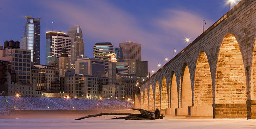 800px-Minneapolis_on_Mississippi_River